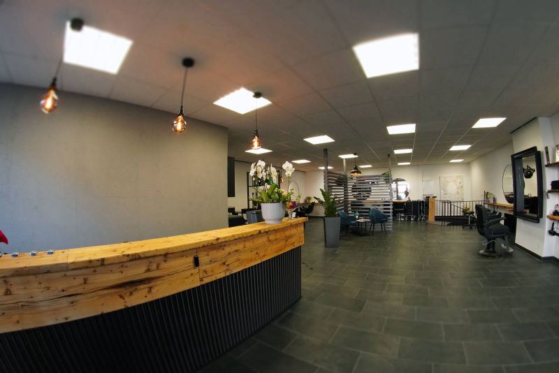 Heller Salonbereich bei Lalinea Bonn